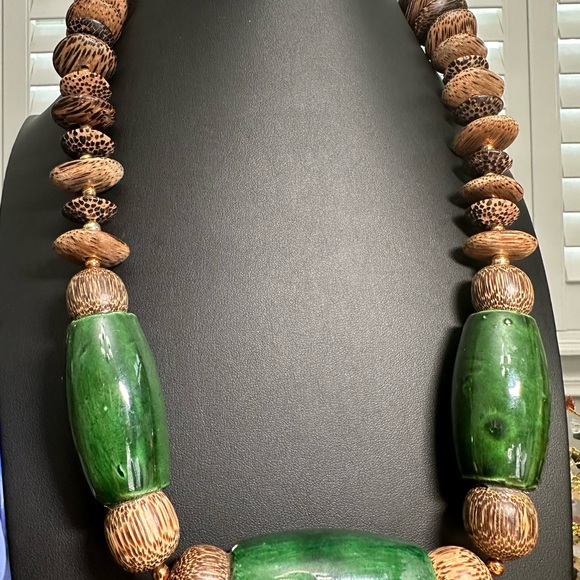 Huge safari look necklace with wood and three intriguing hunter green pieces - Picture 5 of 16